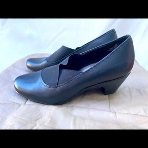 Size 10M black shoes